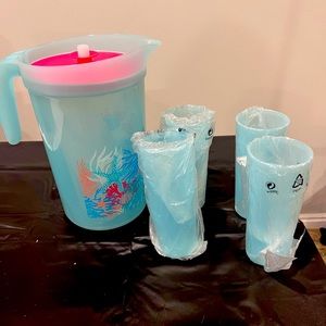 Tupperware cool aide pitcher with cups